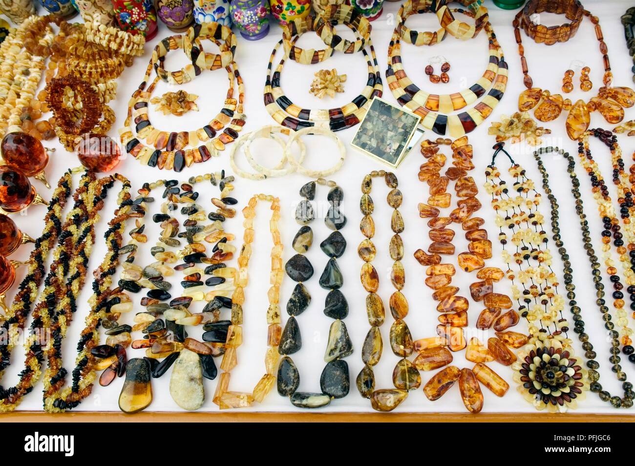 La Lituania, di Klaipeda, Piazza Teatro, gioielli in ambra per la vendita di souvenir in stallo Foto Stock