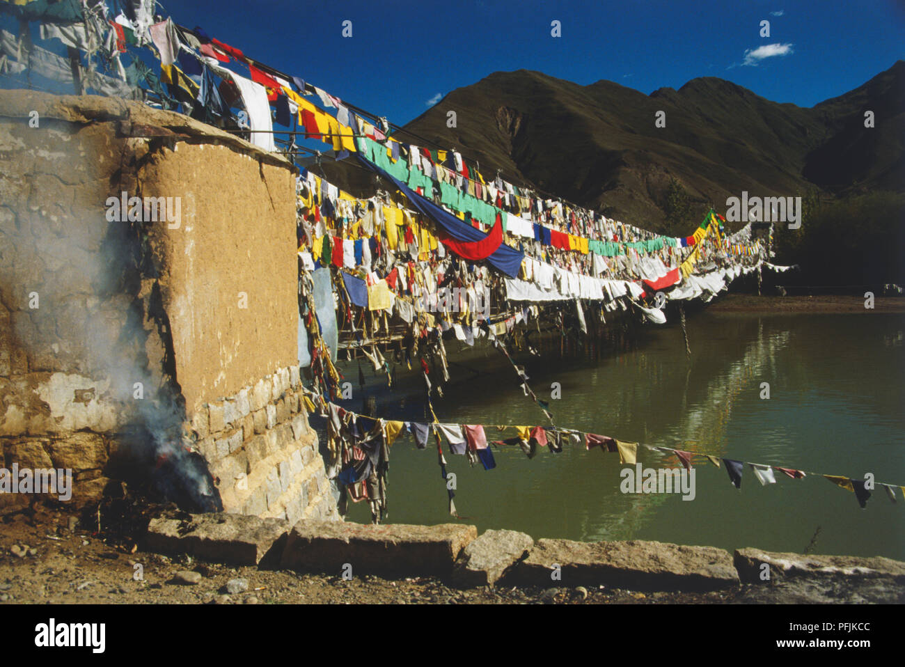 Il Tibet, Fiume Lhasa, linee di preghiera bandiere spanning river Foto Stock