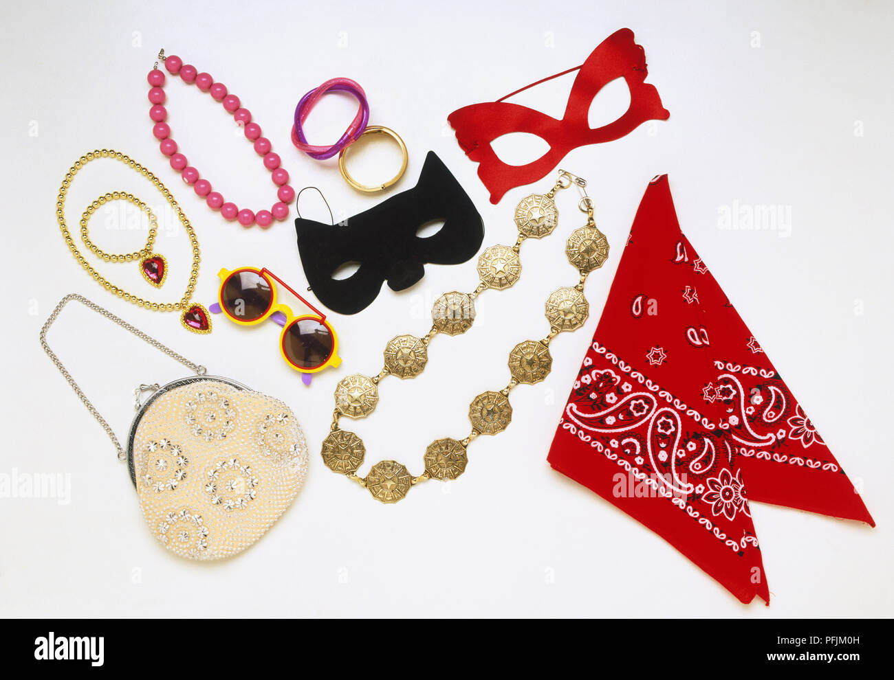 Articoli per vestirsi, compresi gli occhiali maschere, occhiali da sole, collane, bracciali, sciarpa e borsa. Foto Stock