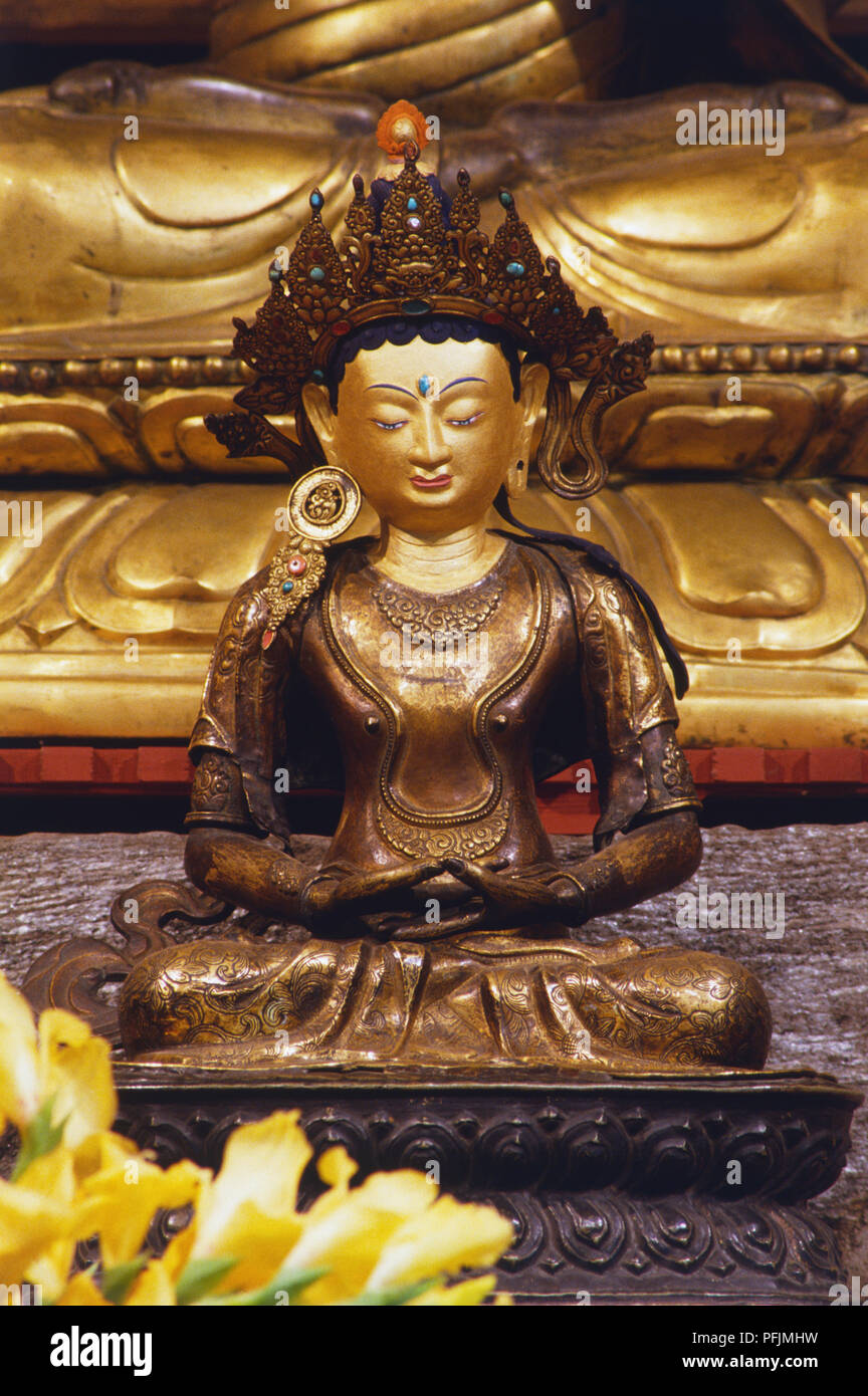 Stati Uniti d'America, New York, oro-impreziosito divinità orientali in posizione seduta, vicino. Foto Stock