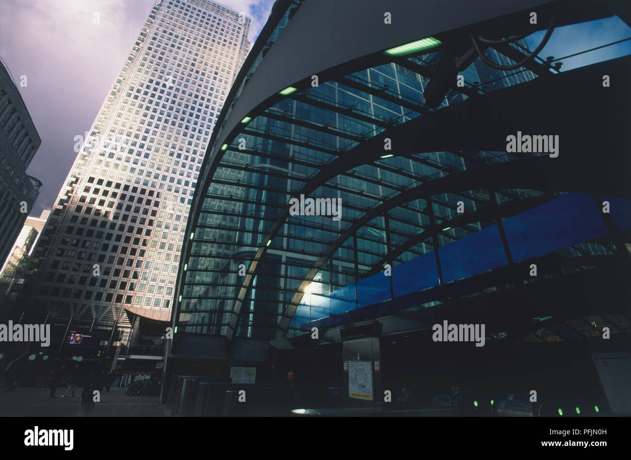 Gran Bretagna, Inghilterra, Londra, Canary Wharf, tetto in vetro ingresso alla stazione, Canary Wharf Tower in background Foto Stock