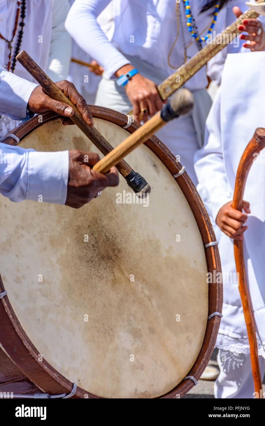 Tamburi essendo giocato in una religiosa e popolare festival nella città di Belo Horizonte, Minas Gerais, Brasile Foto Stock