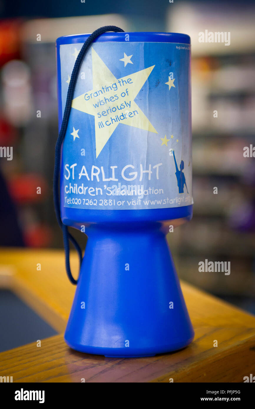 Starlight carità cassetta di raccolta su un banco di negozio Foto Stock
