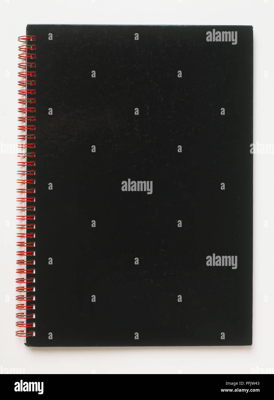 Notebook con copertina rigida con nero e rosso rilegatura a spirale, close up Foto Stock