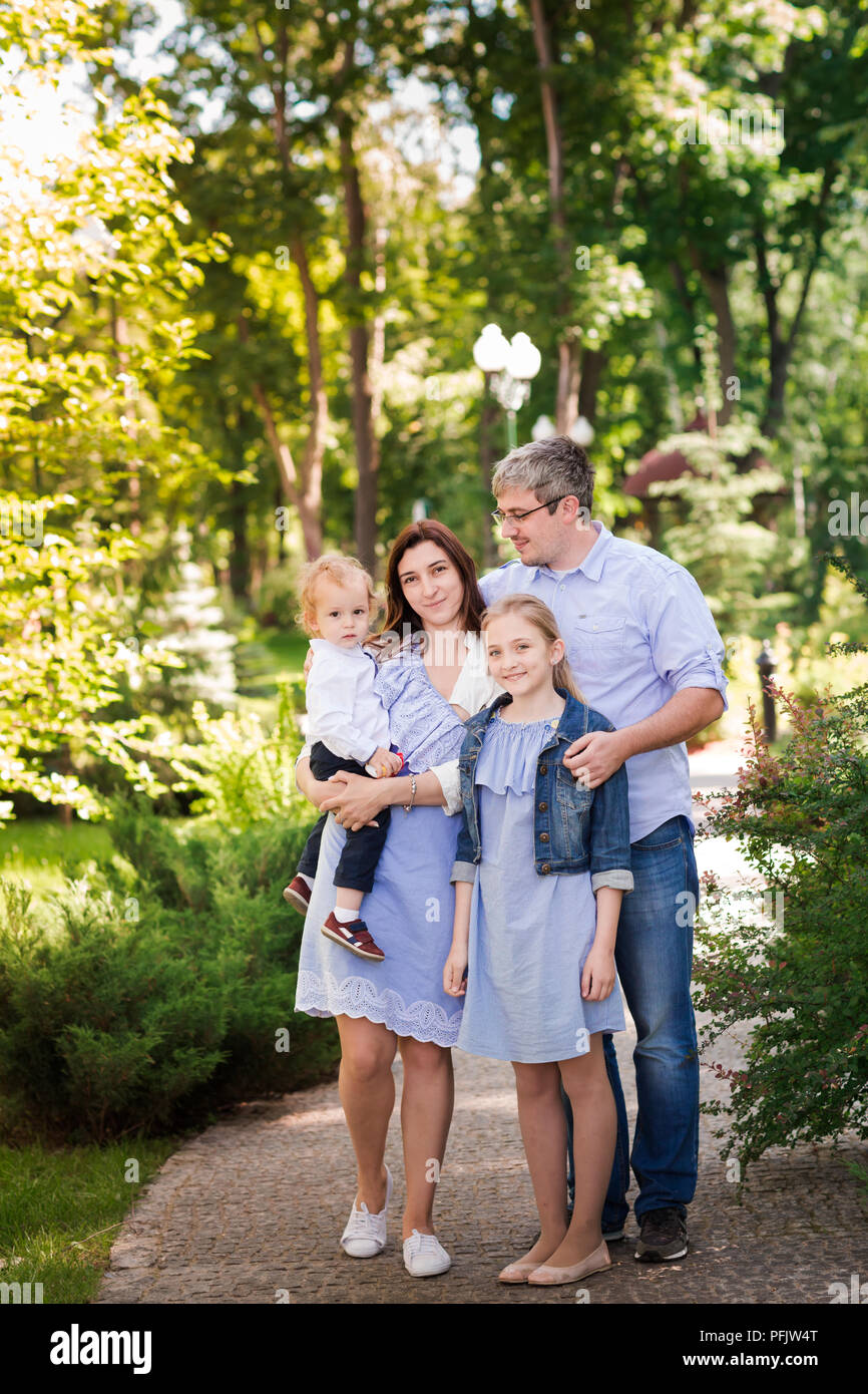Felice famiglia con due bambini godersi il tempo nel parco Foto Stock