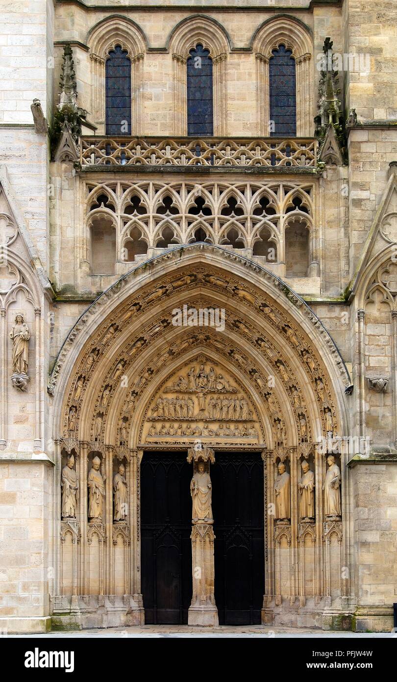 Francia, Bordeaux, Cathedrale Saint-Andre, intricate sculture di pietra sul portale gotico della cattedrale dell'XI secolo Foto Stock