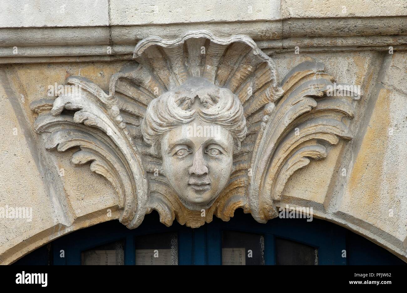 Francia, Bordeaux, volto scolpito su edificio del XVIII secolo Foto Stock