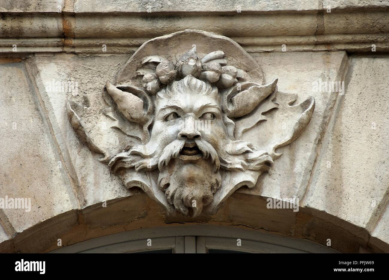 Francia, Bordeaux, volto scolpito su edificio del XVIII secolo Foto Stock