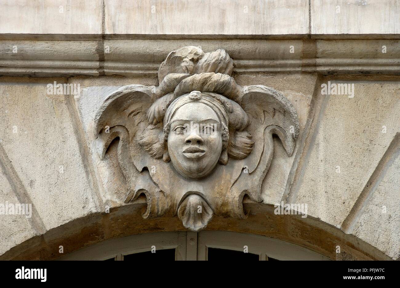Francia, Bordeaux, scolpita in pietra faccia su edificio del XVIII secolo Foto Stock