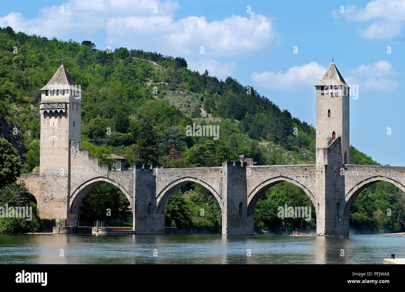 Francia, Cahors, Porto Valentre, gotica ponte che attraversa il fiume Foto Stock