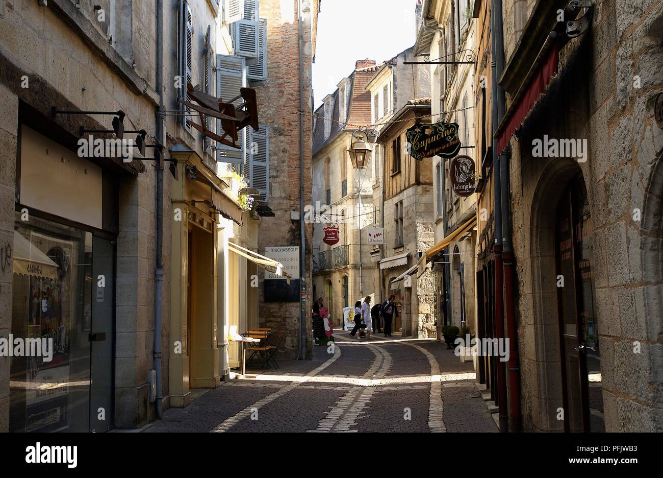 Francia, Perigueux, Rue Limogeanne, negozi e case rinascimentali della città di rivestimento principale arteria pedonale Foto Stock