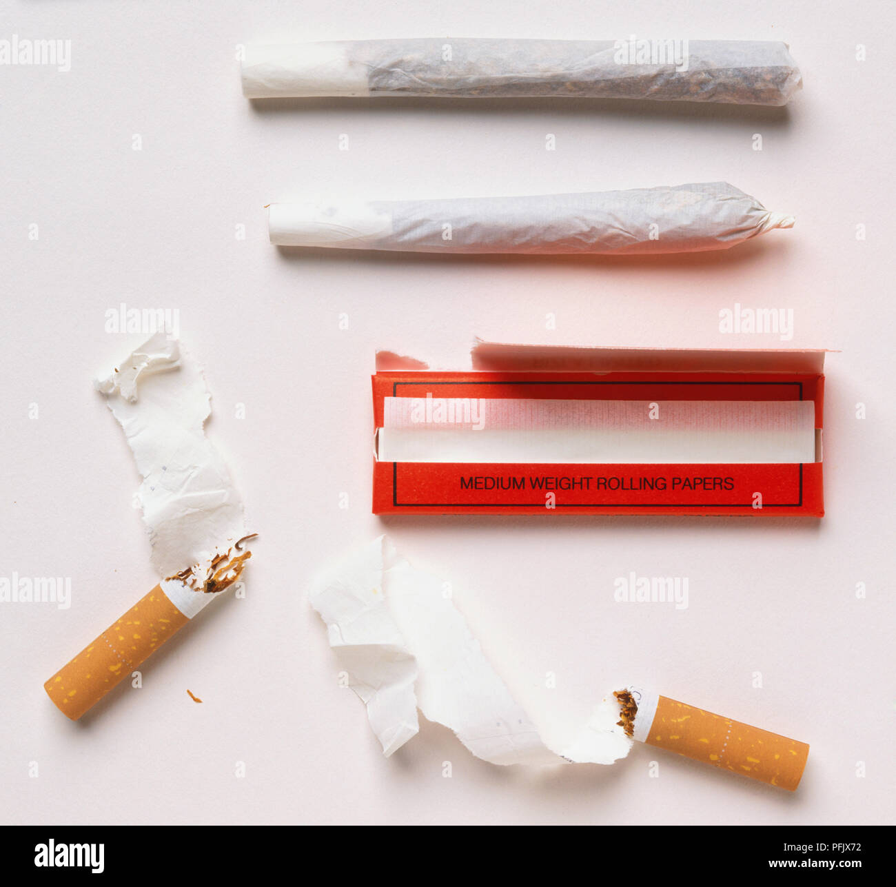 Due centinati, carta di sigaretta pacchetto, due sigarette con tabacco asportato, filtri Foto Stock