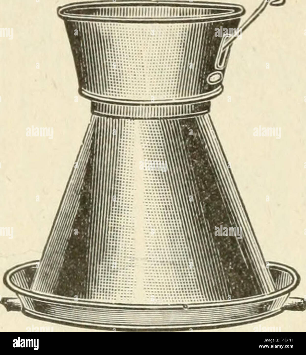 Champion Milk Cooler è un dispositivo di raffreddamento di alta qualità e a basso costo progettato per l'uso nell'industria casearia. Può essere utilizzato con o senza acqua corrente e con ghiaccio, offrendo opzioni di raffreddamento versatili. Questo modello è noto per la facilità di pulizia e l'efficacia nel raffreddamento del latte, che lo rende una scelta conveniente per i produttori lattiero-caseari. Foto Stock