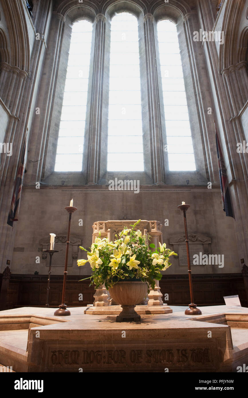 Gran Bretagna, Inghilterra, Hampshire, Romsey, Romsey Abbey, vista dell urna di fiori nella parte anteriore del fonte battesimale, al di sotto della finestra occidentale Foto Stock