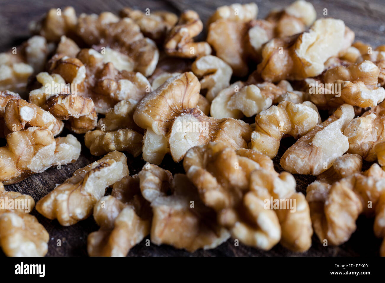 I gherigli di noci sul tagliere di legno sfondo dal lato closeup Foto Stock