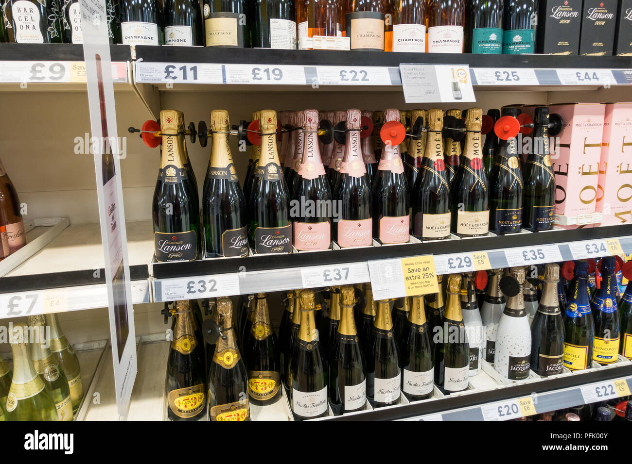 Bottiglie di champagne sul display, in vendita in un supermercato Tesco, Regno Unito Foto Stock