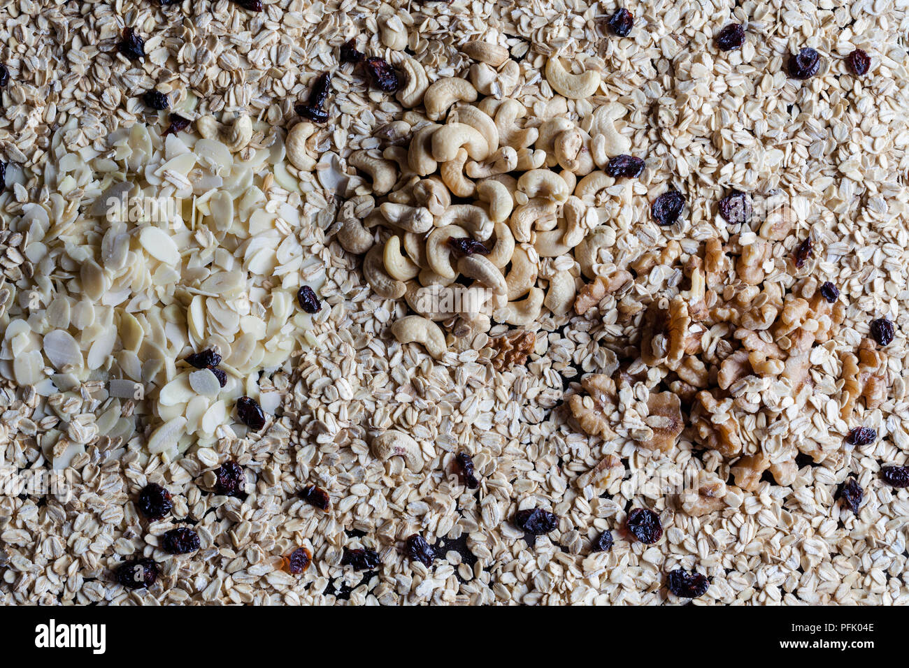 Granola INGREDIENTI Farina di avena fiocchi di mandorle sgusciate Noci e anacardi direttamente dal di sopra Foto Stock