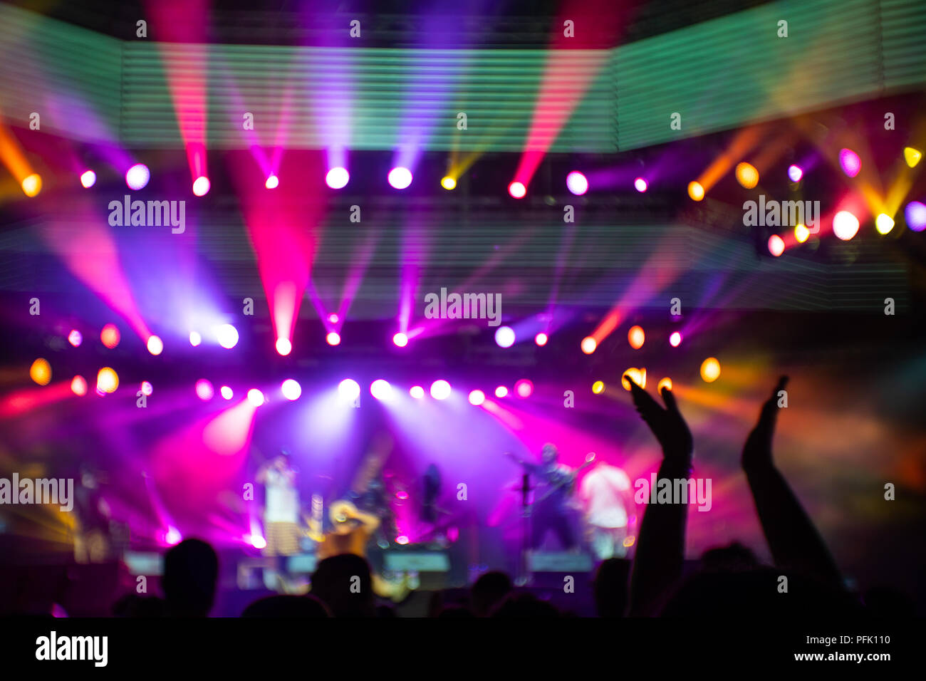 Astrazione con sfocata musicisti sul palco piena di colorati Luci da palco durante il concerto Foto Stock