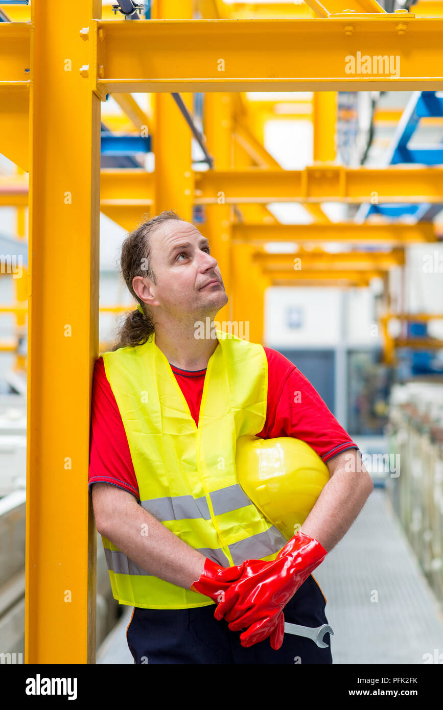 Operaio di fabbrica per rilassarsi dopo il lavoro Foto Stock