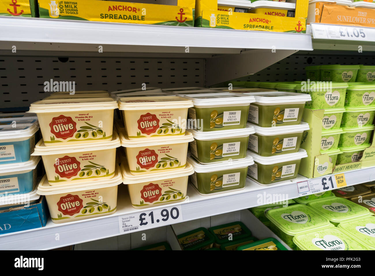 Olio d'oliva si diffonde sul display, in vendita sugli scaffali del supermercato, Regno Unito Foto Stock