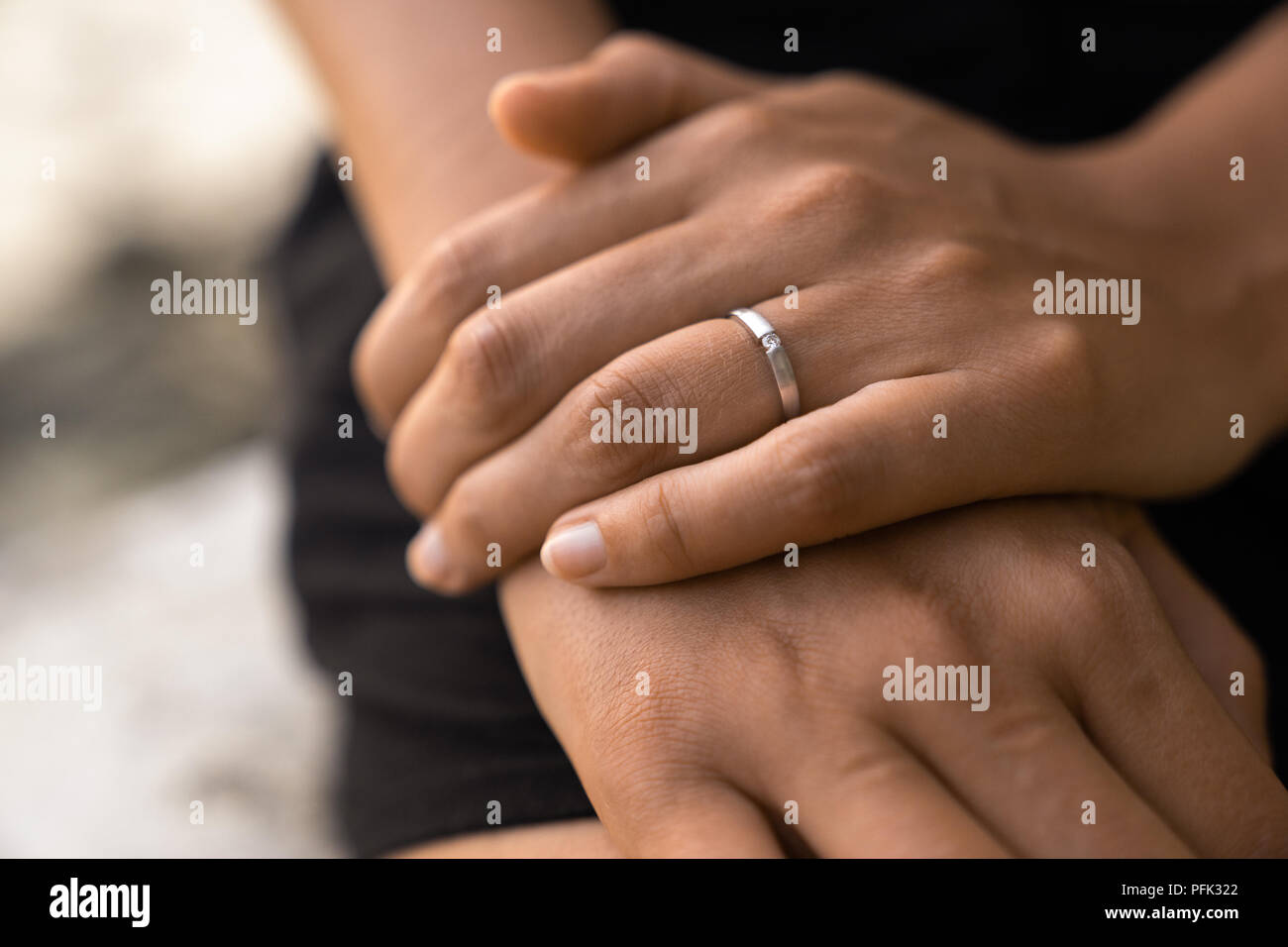 Anello di fidanzamento sulla mano le femmine dopo la proposta di matrimonio Foto Stock