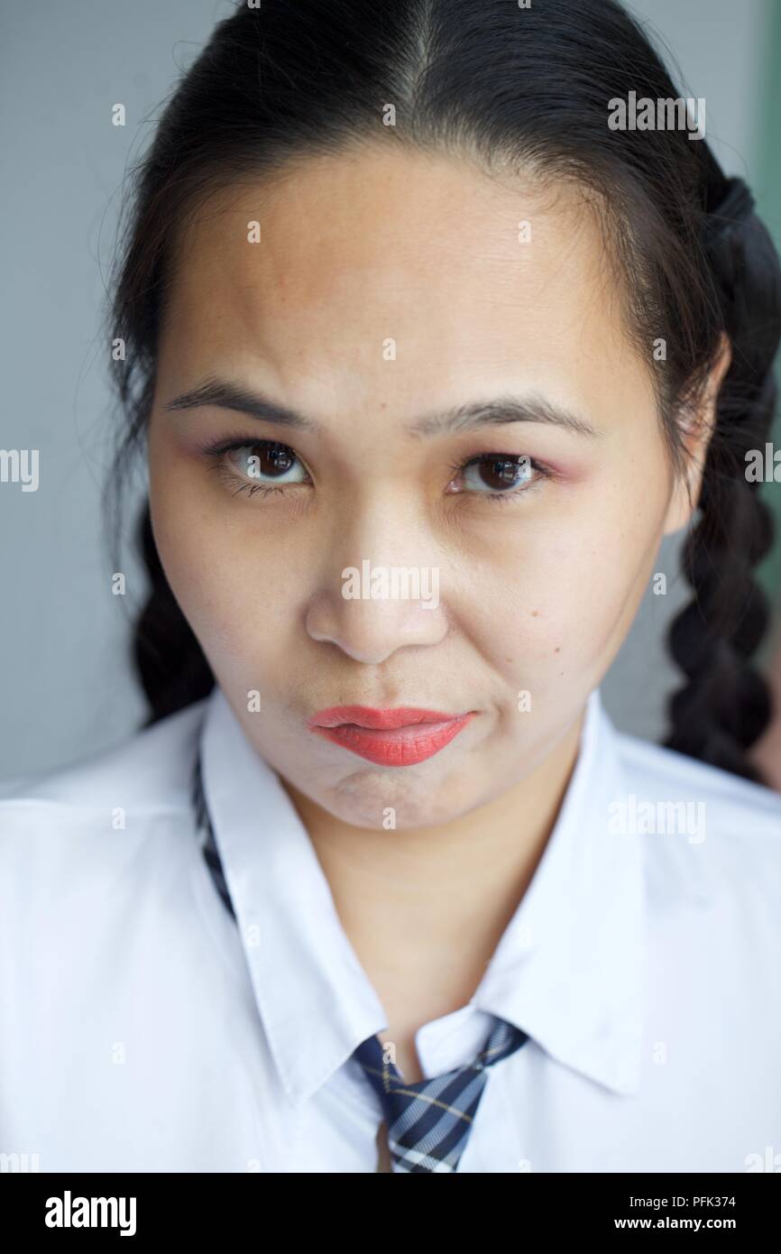 Oriental schoolgirl cercando deluso Foto Stock