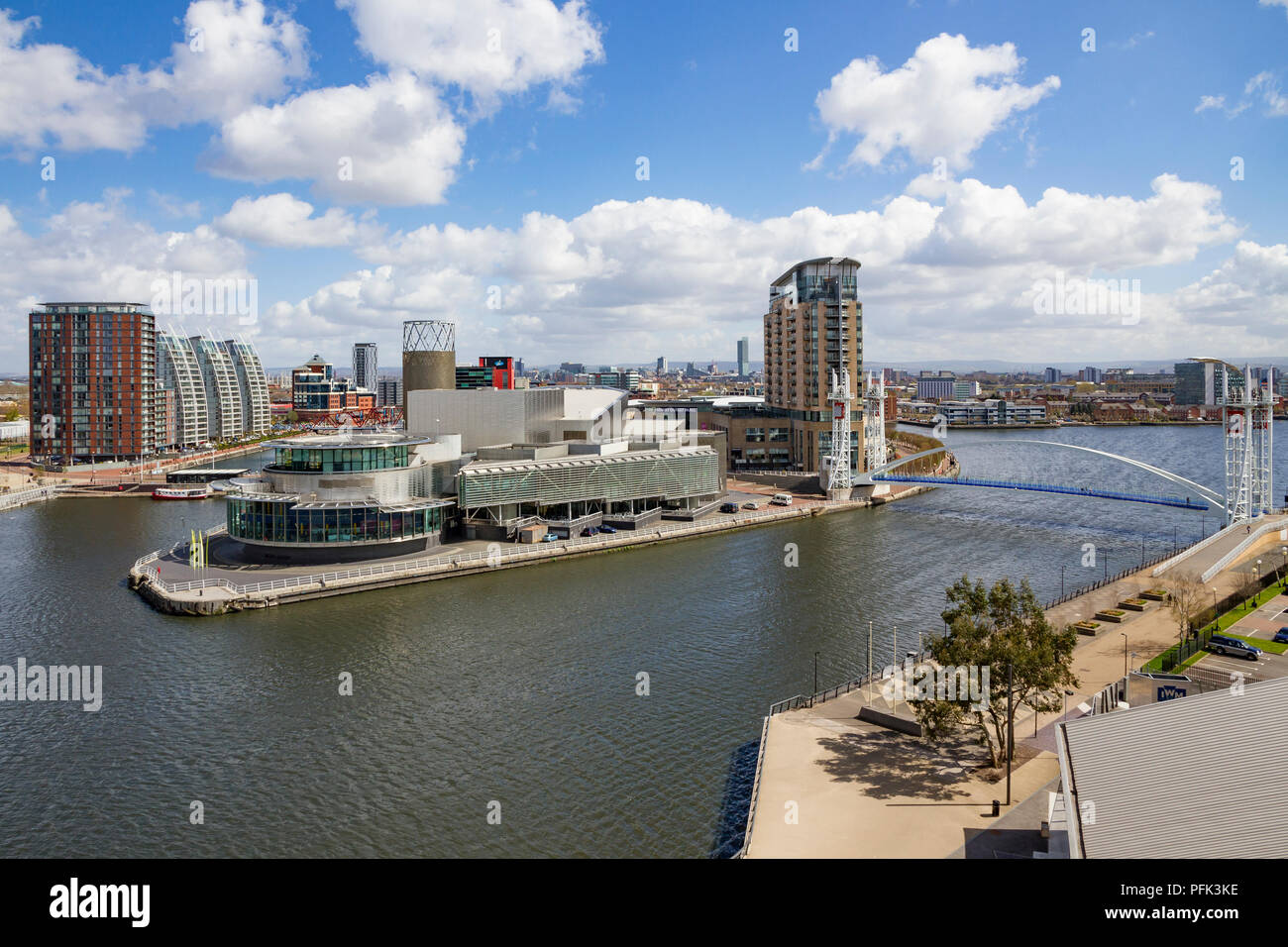 Vista aerea di Salford Quays, Lowry Theatre e MediaCityUK dall'aria di Shard al mperial War Museum di Manchester. Foto Stock