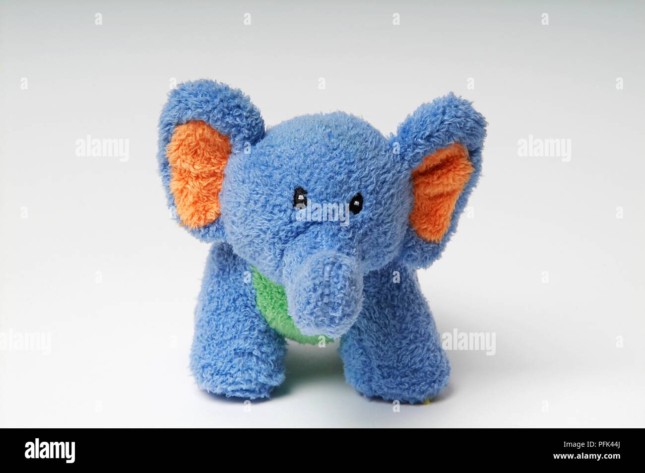 Blue giocattolo imbottito di elefante, vista frontale Foto Stock