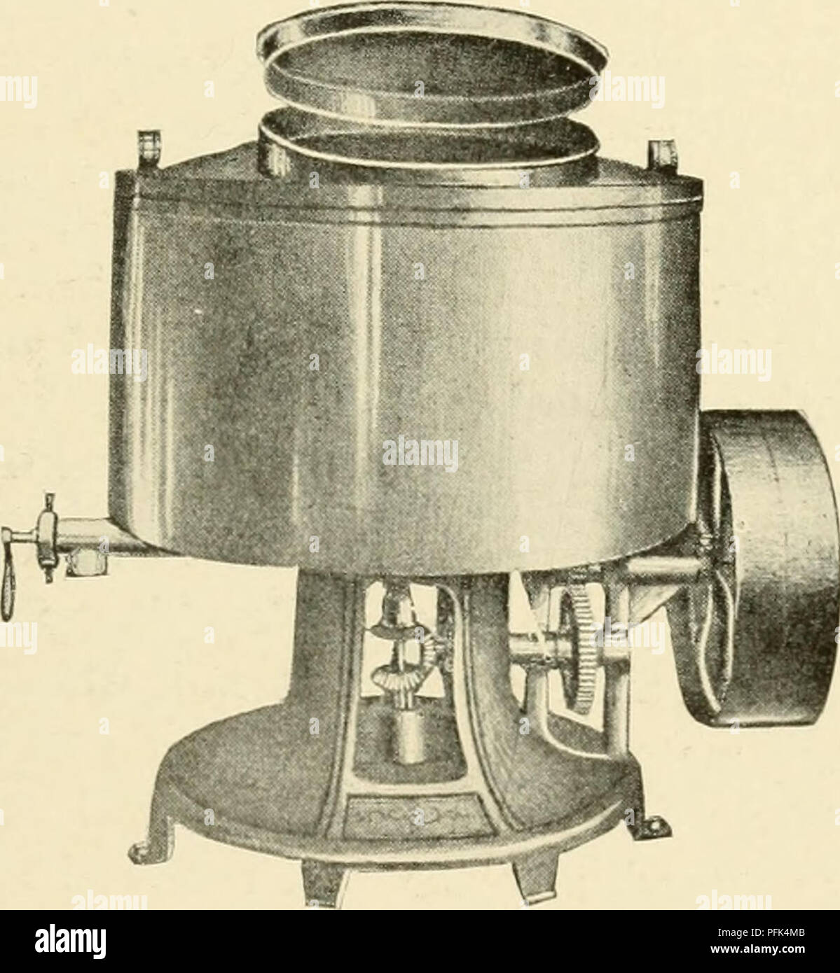 . Tecnologia casearia; un trattato sulla città di alimentazione del latte, il latte come un alimento, gelateria, sottoprodotti della latteria e cheesery, latti fermentati, condensato e fatto evaporare latti, latte in polvere, rinnovato il burro e oleomargarine. Dairying; latte; prodotti lattiero-caseari. Preparare l'impasto. Cariche ed agenti leganti 145 2. L'estratto degli aromi sono utilizzati prevalentemente in ambito commerciale per la fabbricazione di gelato, principalmente perché sono facilmente ottenuti, relativamente a buon mercato, e può essere conservato senza rovinare. Alcuni i gelatieri rivendicazione che alcuni di questi aromi di estratto di conferire sapori sgradevoli per il gelato. Per quanto t Foto Stock