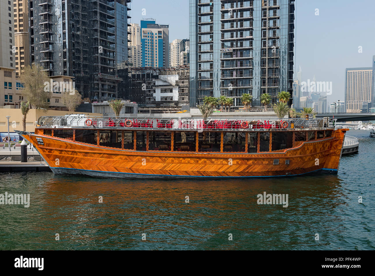 Crociera su Dhow di imbarcazioni per turisti sul Torrente di Dubai, Dubai U.A.E. Foto Stock