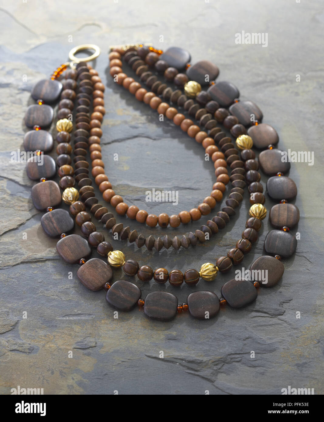 Multi-strand in legno collana di perle Foto Stock