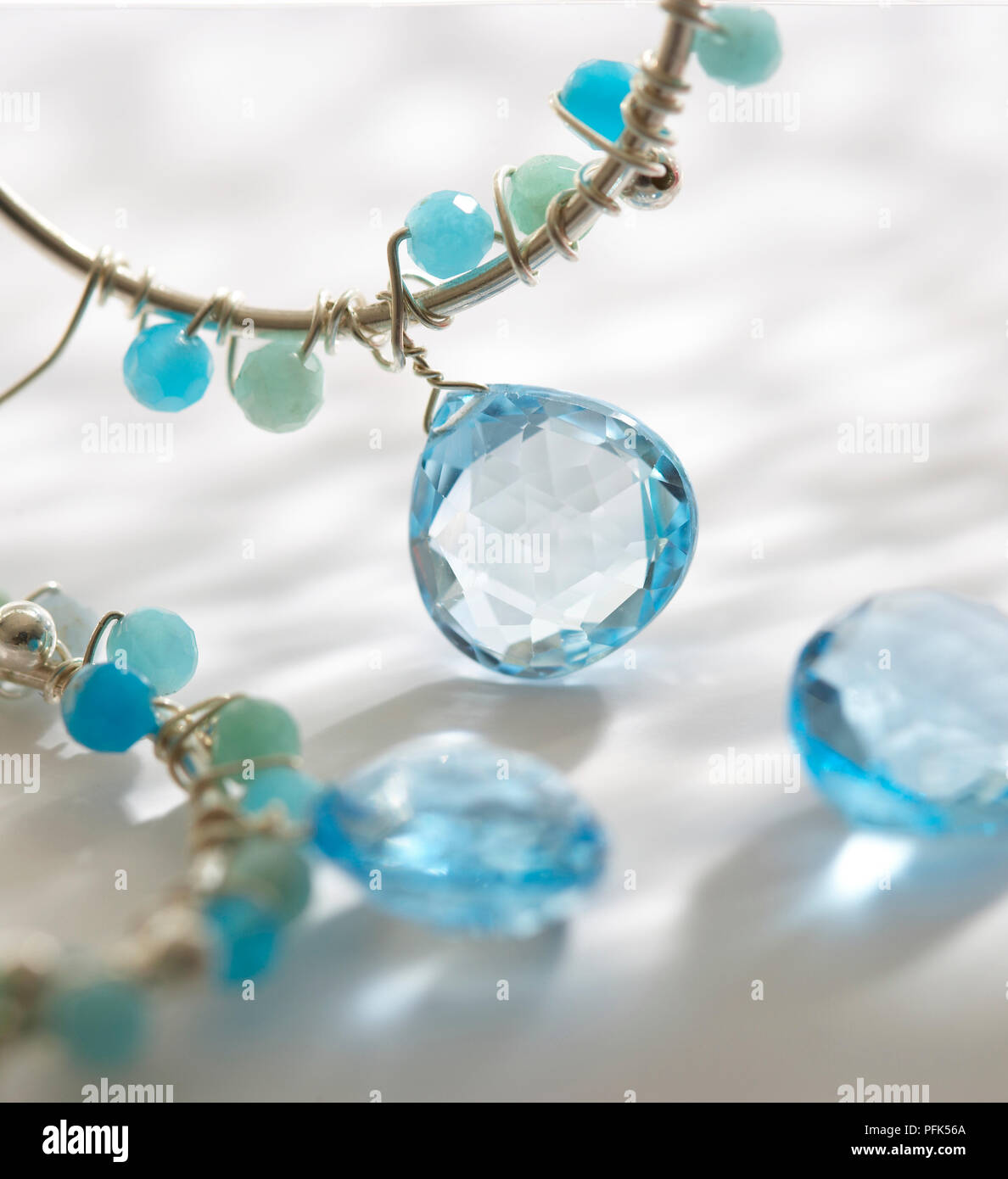 Grande Blu sfaccettata briolette drop orecchini di perle Foto Stock