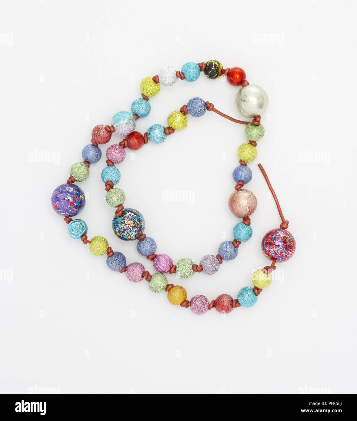 Multi-colore collana di perle Foto Stock