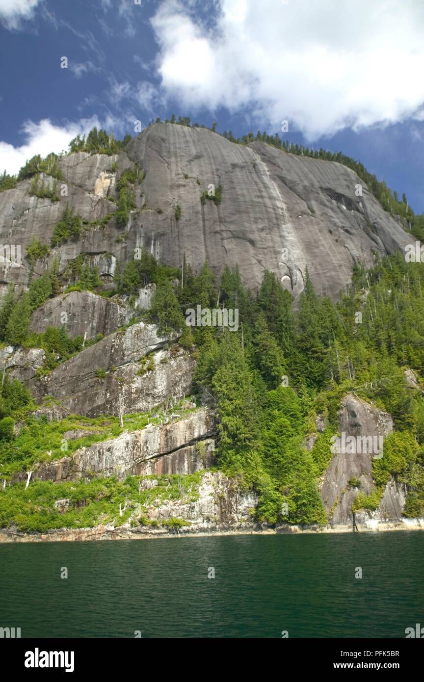 Stati Uniti d'America, Alaska, Misty Fjord monumento nazionale, Rudyerd Bay, scogliera ripida salita al di sopra dell'acqua Foto Stock