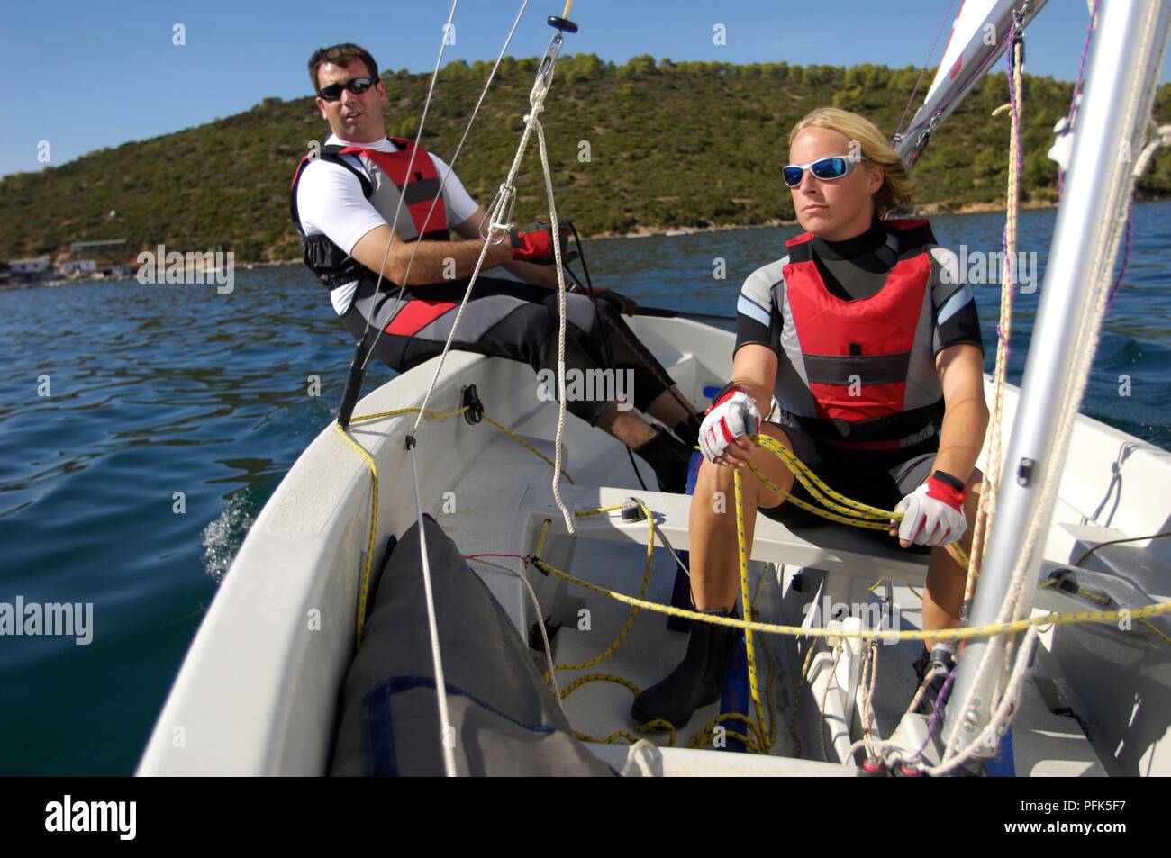 La Turchia, l uomo e la donna a drysuits e giubbotti di salvataggio vela dinghy Foto Stock