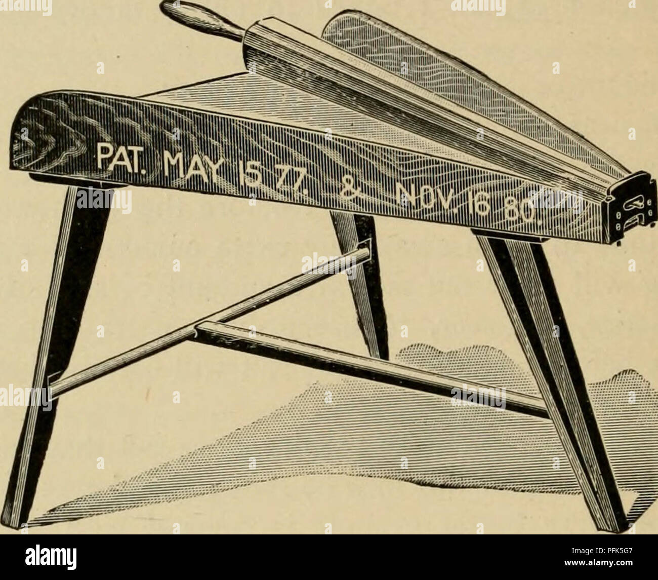 . Allevamento di animali da latte. La produzione di latte. 184 INDUSTRIA LATTIERO-CASEARIA. Fig. 56.- Burro lavoratore. Il burro è lavorato a sufficienza quando il sale è stato uniformemente distribuito. Proprio nel momento in cui questo punto è stato raggiunto non possono sempre essere raccontata dall'aspetto del burro immediatamente dopo il lavoro. Ma dopo quattro o sei ore di riposo le appaiono- tanza di striature bianche o mottles indica che il burro non sia stato sufficientemente lavorati. La regola da seguire è quella di lavorare il burro quanto basta per evitare la comparsa di mottles. Per evitare mottles è meglio lavorare il burro per due volte. La Fig.57.-ButterPriflter. fi^st tempo è lavorato. Pl Foto Stock