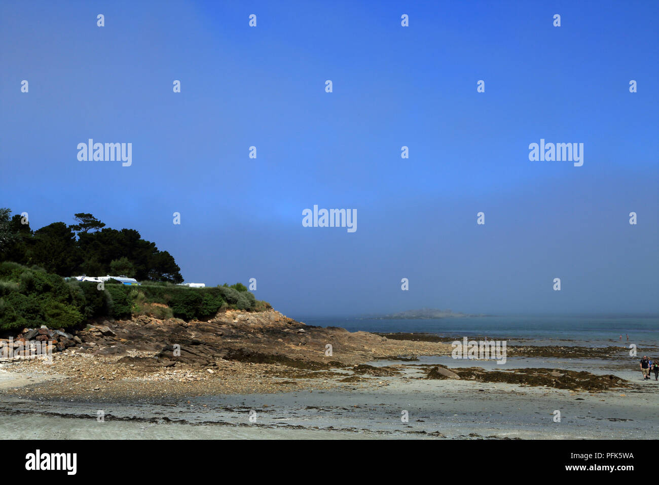 Vista sulla baia con la bassa marea con il mare di nebbia in rotolamento Promenade de Penarth, Vrennit, Saint Pol de Leon, Finisterre, Bretagna Francia Foto Stock