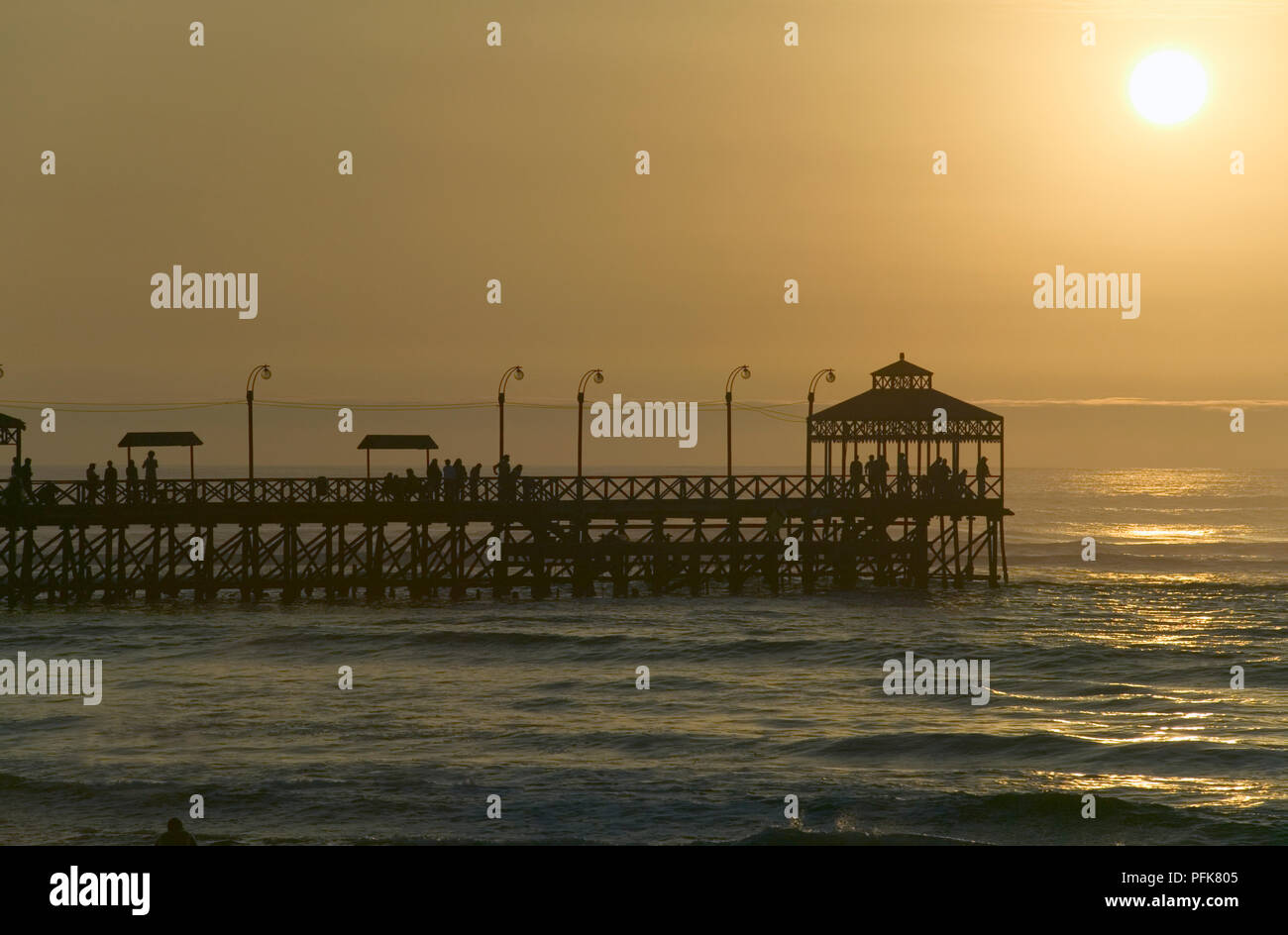 Il Perù, Huanchaco, tramonto su pier Foto Stock