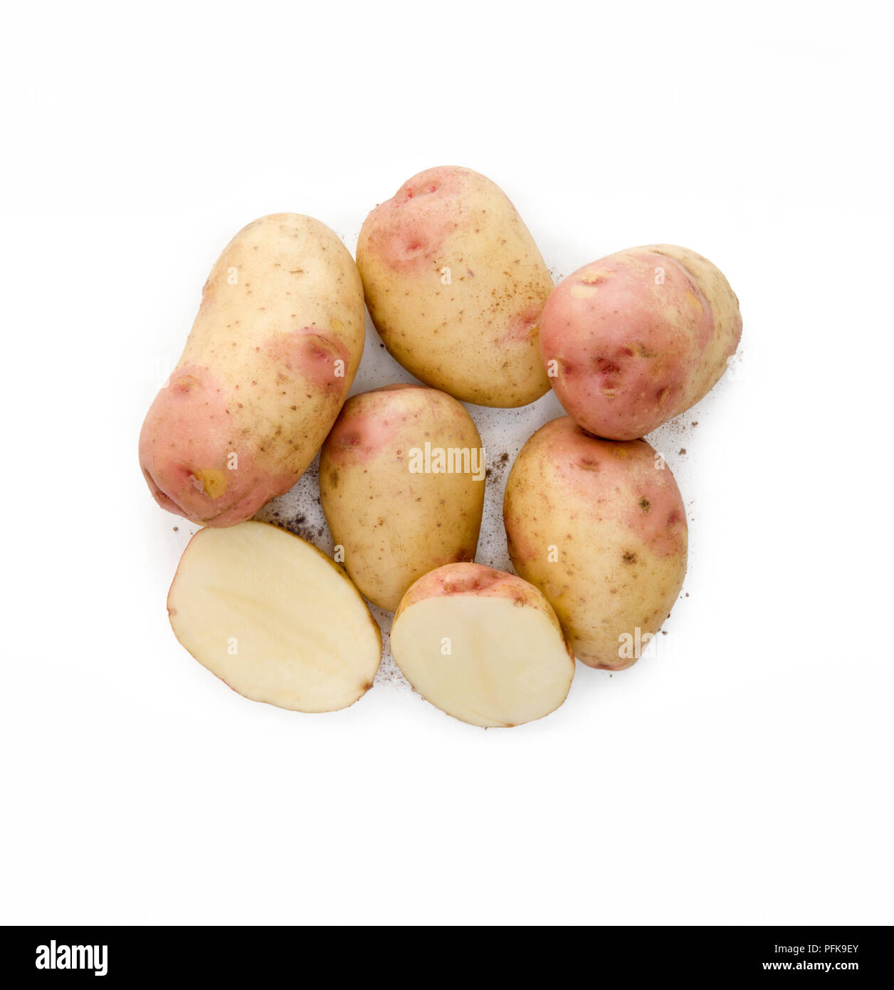 " King Edward' patate intere e tagliate a fette, cresciuto in Gran Bretagna Foto Stock