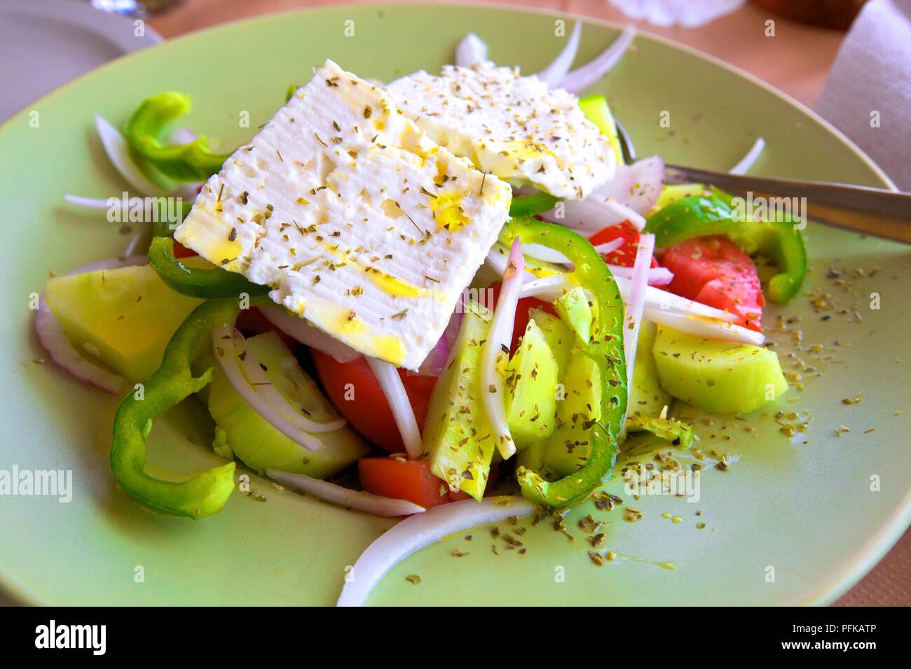 Insalata greca, del Peloponneso, della Grecia e di tutta l'Europa meridionale Foto Stock