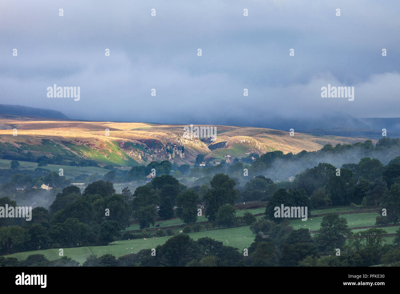 Holwick Scar con le colline dell'Alto Pennines avvolta dal cloud in background, visto dal fischio roccioso, Middleton in Teesdale, County Durham, Foto Stock