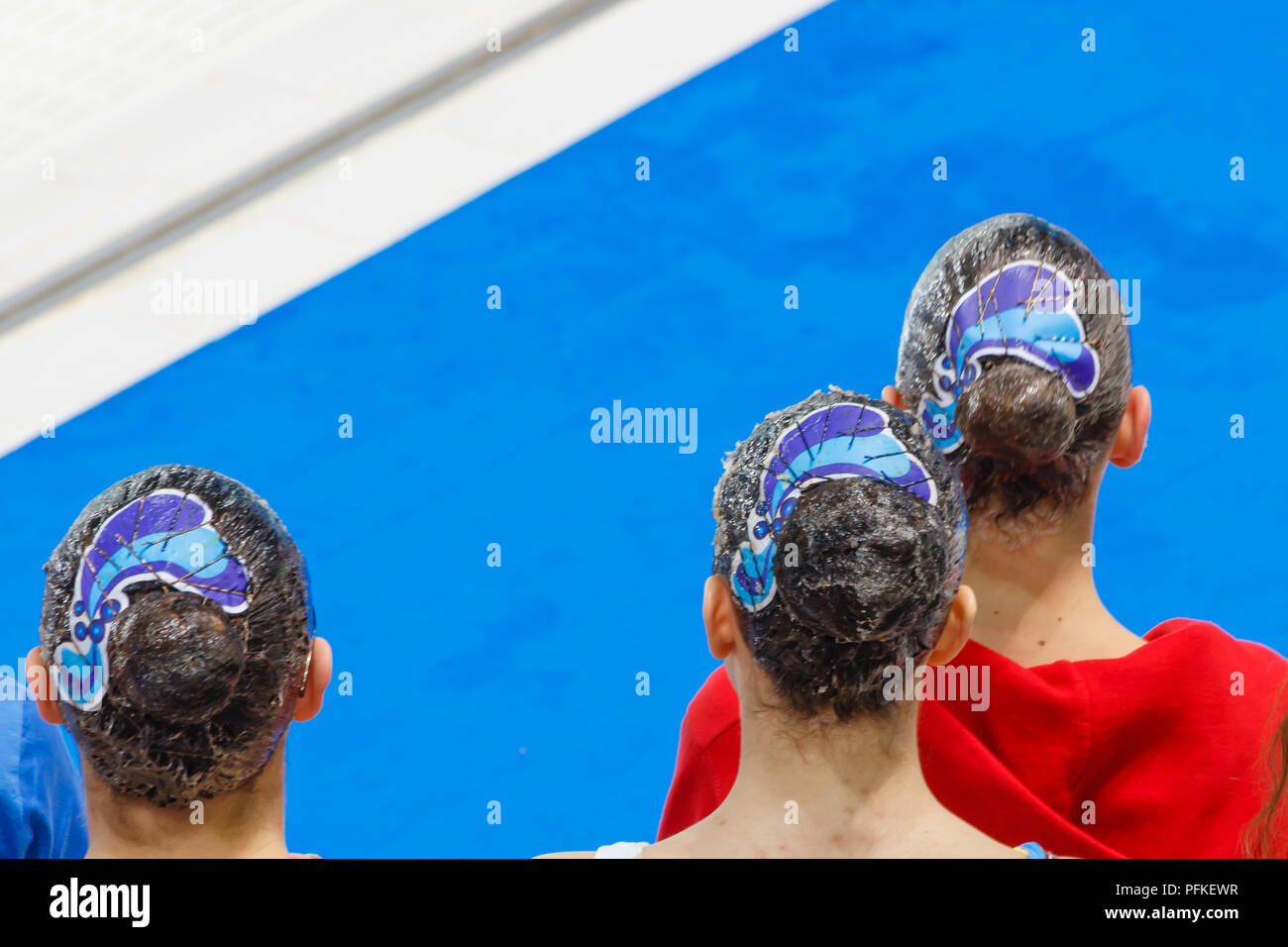 Dettaglio della comparsa di nuoto sincronizzato atleti che è costituito da una miscela di gelatina alimentare e l'acqua sui capelli con accessori per la pettinatura Foto Stock