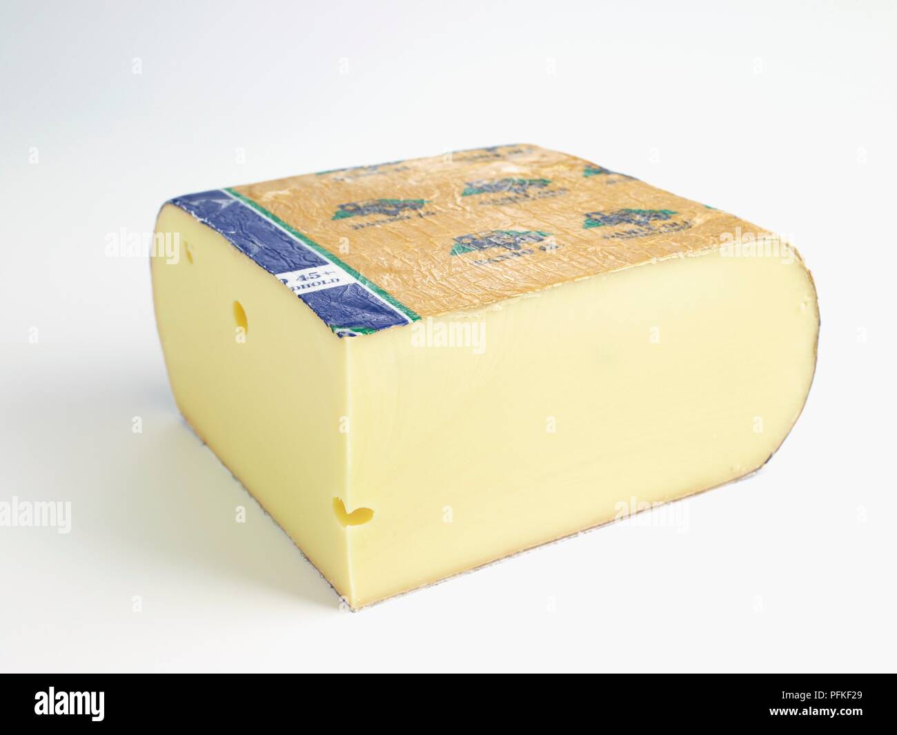 Fetta di danese Danbo formaggio di latte vaccino Foto Stock