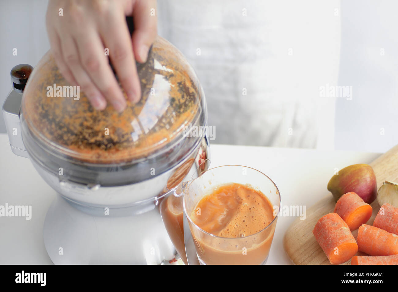 Utilizzando liquidiser per rendere frullato di carota Foto Stock