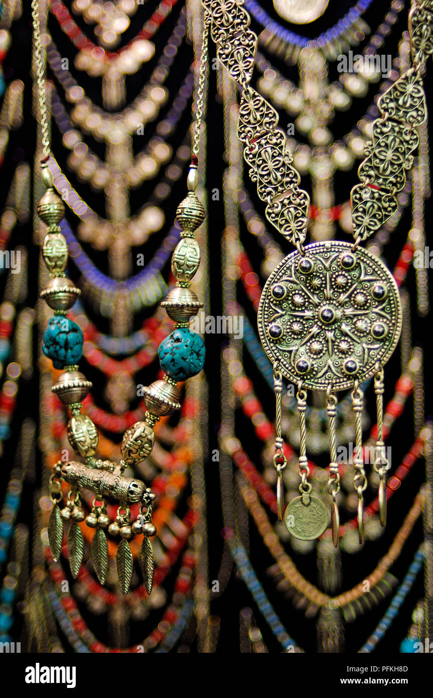 Emirati Arabi Uniti, Beduino tradizionali gioielli trovati nella maggior parte dei negozi di antiquariato in tutta Dubai e Abu Dhabi Foto Stock