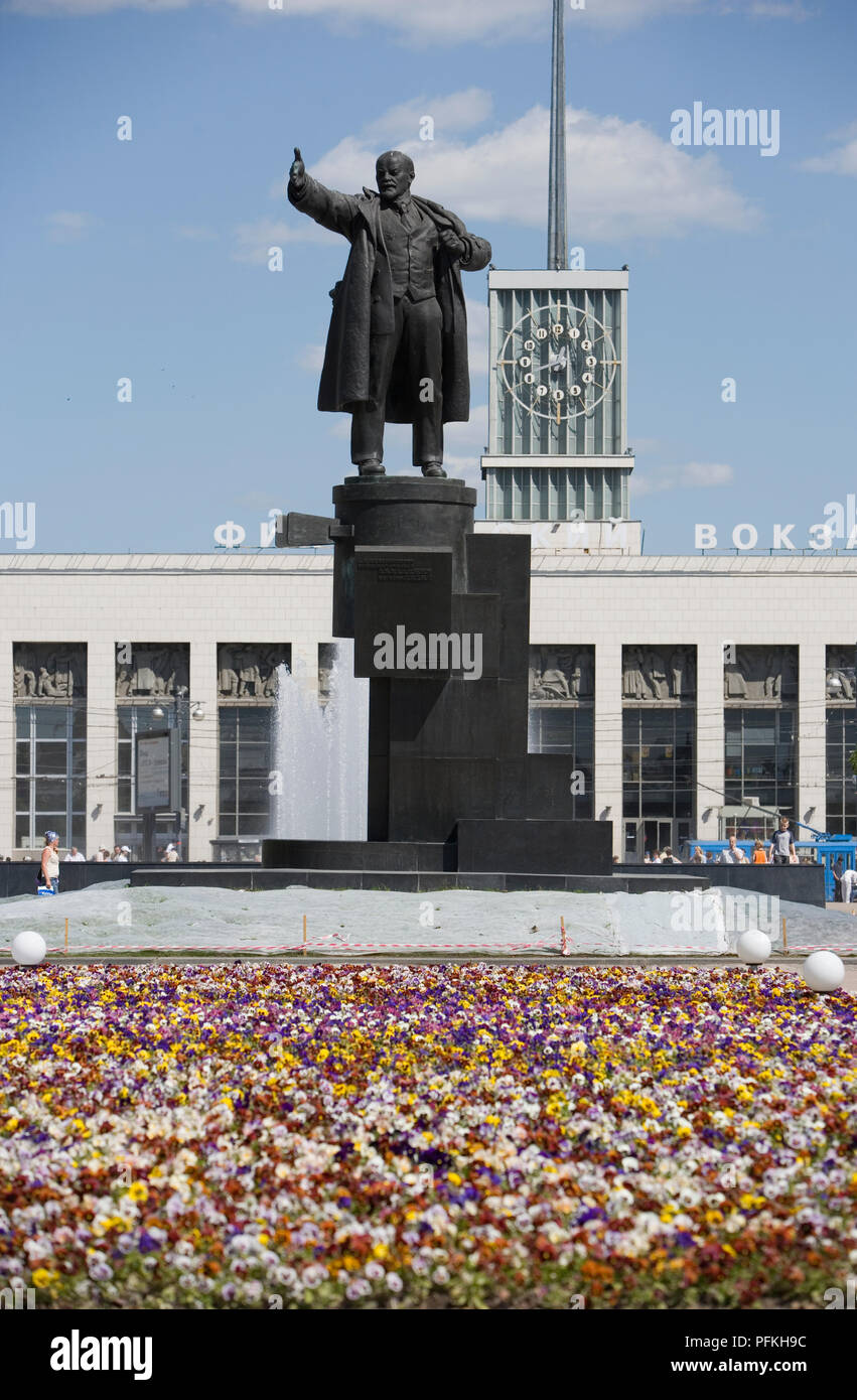 San Pietroburgo, statua di Vladimir Lenin di fronte Ploshchad Lenina (Finlandia) Stazione metropolitana Foto Stock