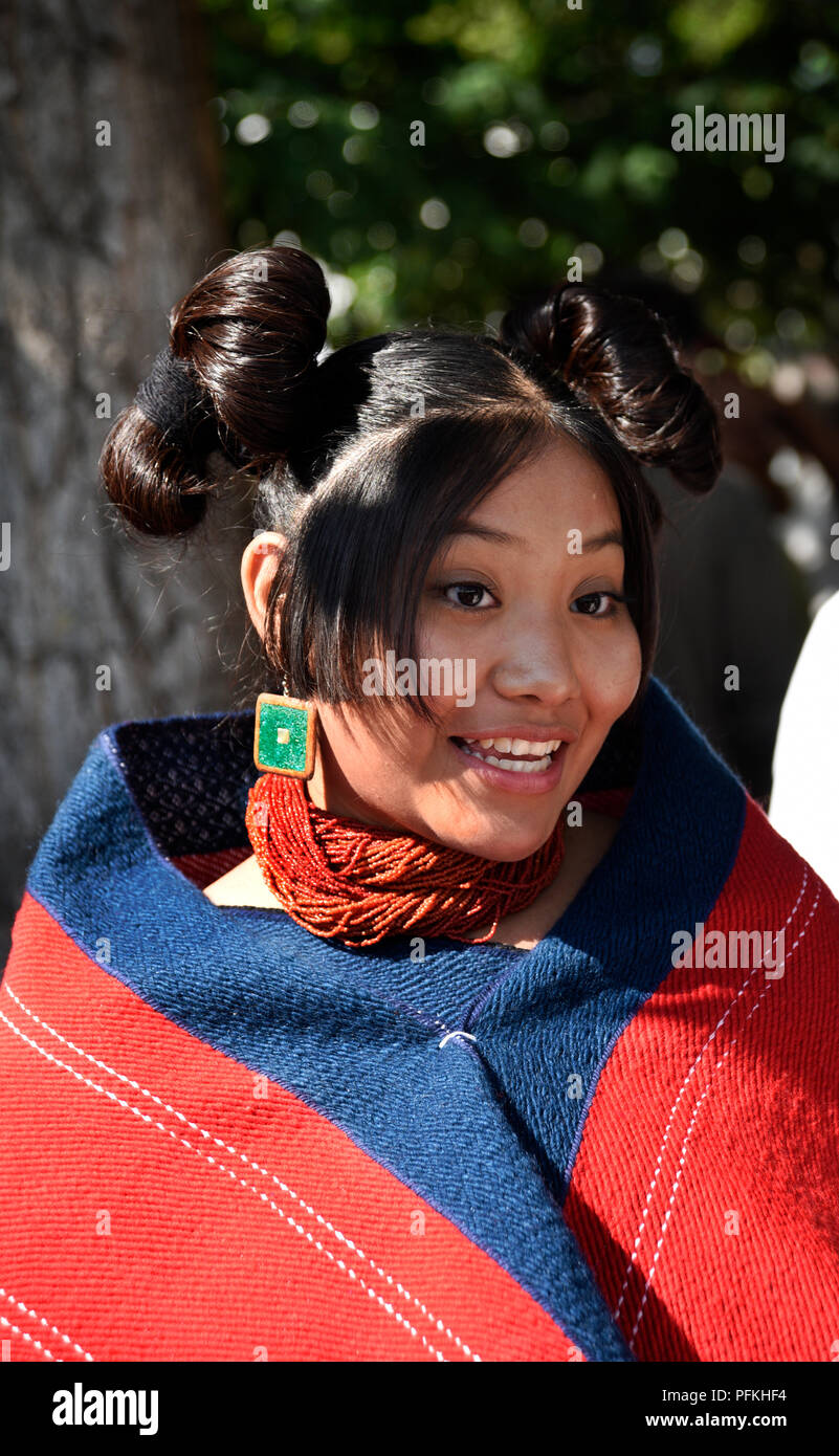 Un giovane nativo americano (Hopi) donna indossando il tradizionale Hopi abbigliamento e acconciatura a Santa Fe il mercato indiano Foto Stock