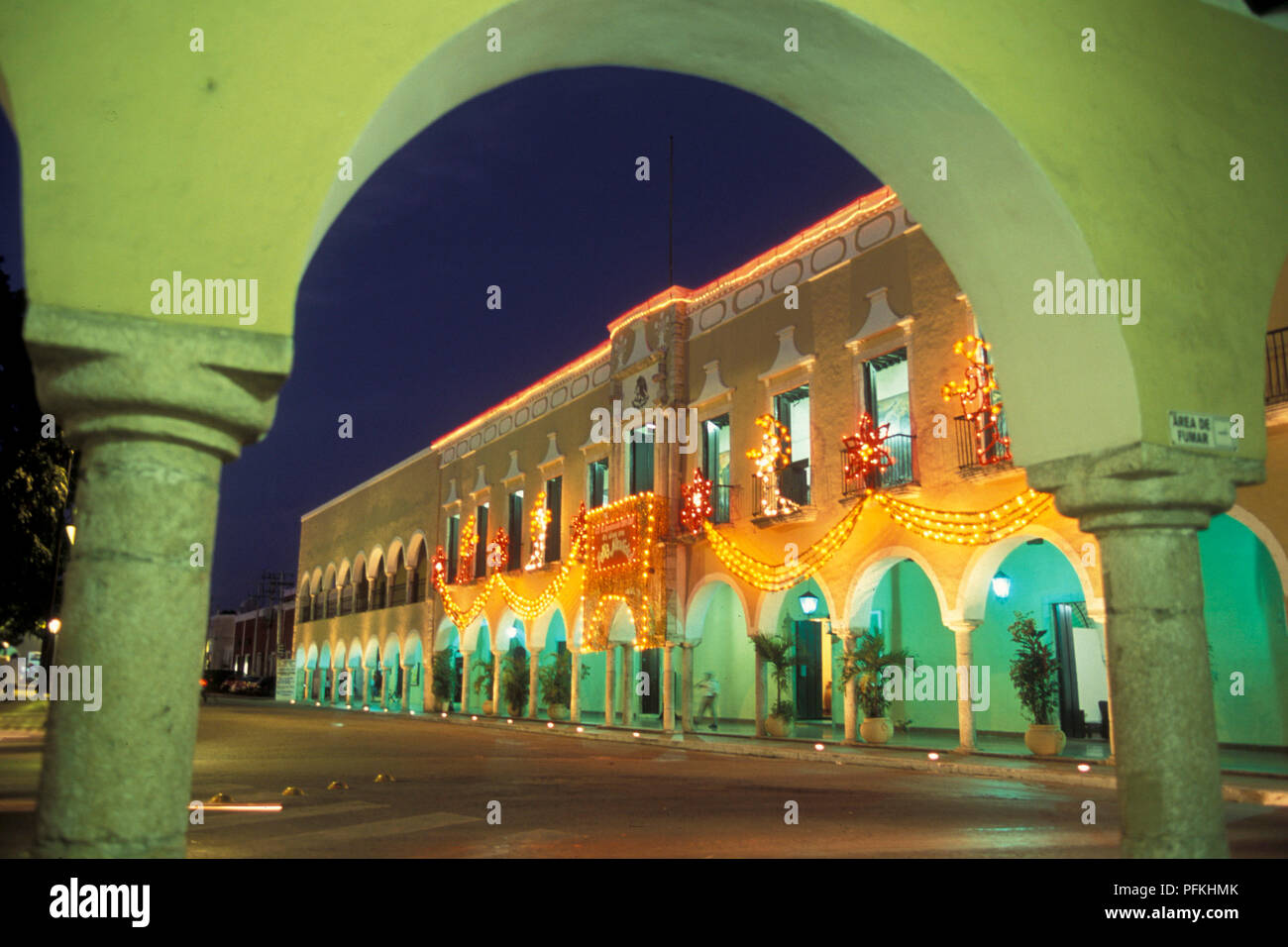 La piazza principale con la coloniale e la città vecchia di Valladolid in Yucatan in provincia di Quintana Roo in Messico in America centrale. Messico, Valladolid, J Foto Stock