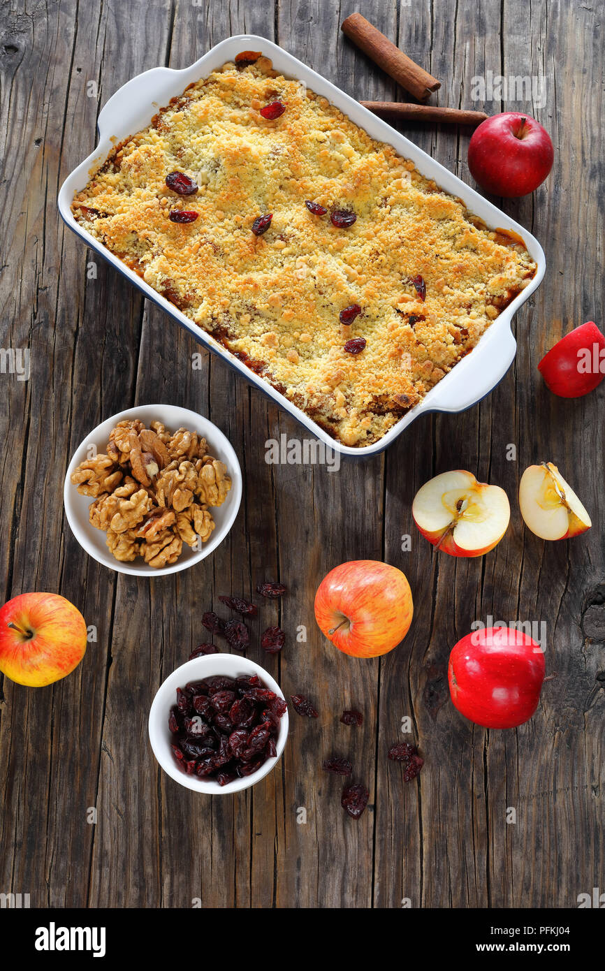 Gustosa apple crumble o apple crisp in teglia - dessert costituito da cotto tagliate le mele, guarnita con una croccante crosta streusel, vista verticale da Foto Stock
