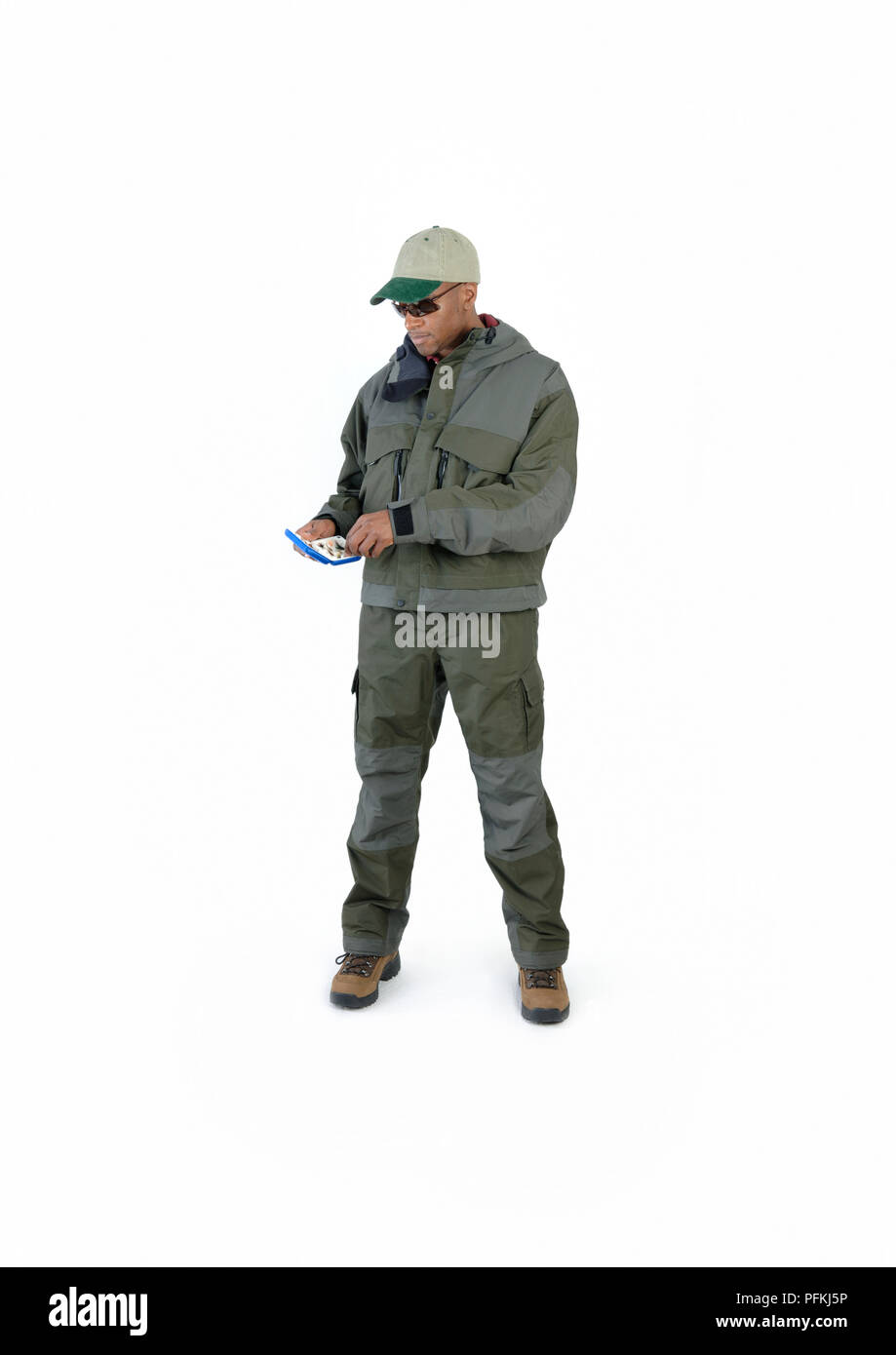 Uomo vestito per la pesca a mosca, la scelta di volare da fly box Foto Stock
